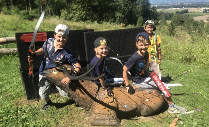 Die Kinder mit erlegter „Beute“ (Foto: ÖVP Oftering)