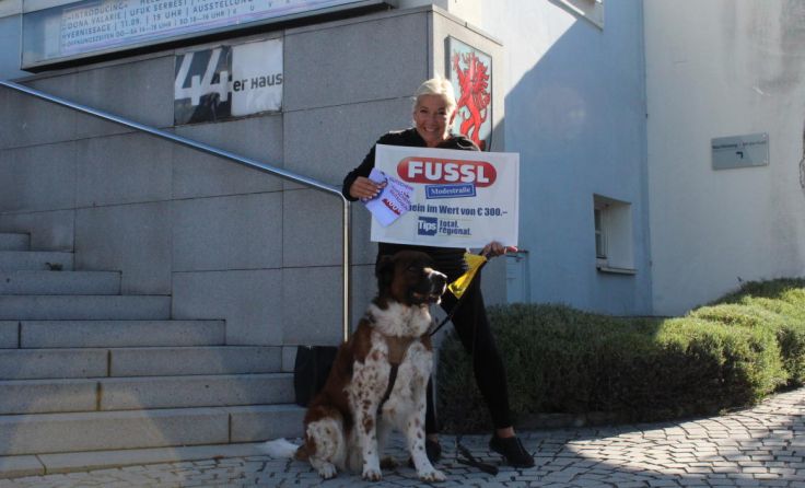 Magdalena Körber und Hund Rocky freuen sich über den überraschenden Gewinn. (Foto: Ramaseder)