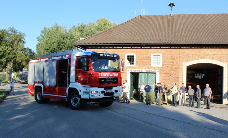 Die Freude über das neue Tanklöschfahrzeug in Piberbach ist groß. (Foto: Gemeinde Piberbach)