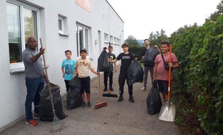 Das ÖGJ-Jugendcafé und die Streetworker Leonding beim Müllsammeln. (Foto: JCUV)