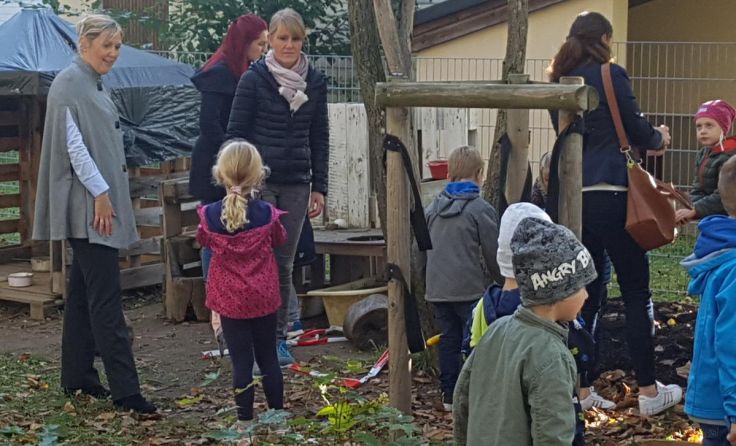 Die Kinder waren von der Baumpflanzaktion restlos begeistert. (Foto: Stadtgemeinde Leonding)
