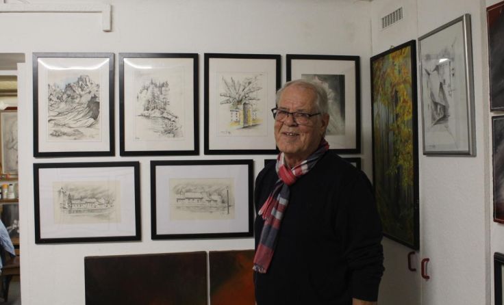 Karl-Heinz Rehberger vor seinen Werken in seinem Atelier. (Foto: Ramaseder)