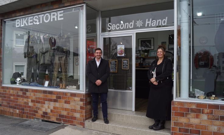 City Manager Karl-Heinz Koll mit Babette Haider vor dem Bikestore. (Foto: Stadtmarketing Traun)