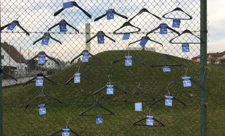 Die Kleiderbügel sollen illegale Schwangerschaftsabbrüche symbolisieren. (Foto: SJ OÖ)