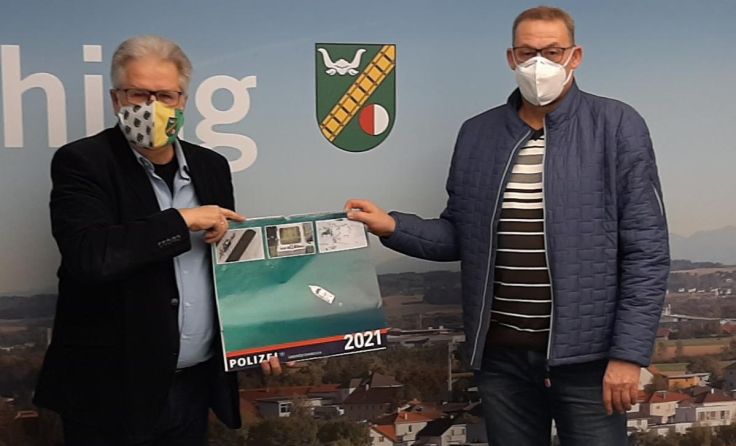 Alois Pölzl (l.) mit Paschings Dienststellenleiter Josef Panholzer. (Foto: SPÖ Pasching)