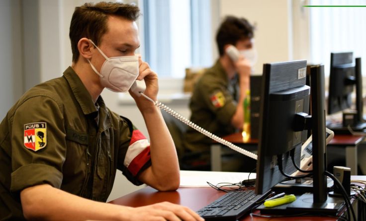 Soldaten des Bundesheers unterstützen die Anmeldehotline des Landes. (Foto: Land OÖ/Engelsberger)