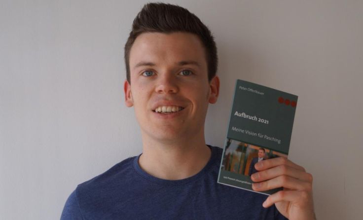 Peter Öfferlbauer mit seinem Buch (Foto: Junge Liste Öfferlbauer)