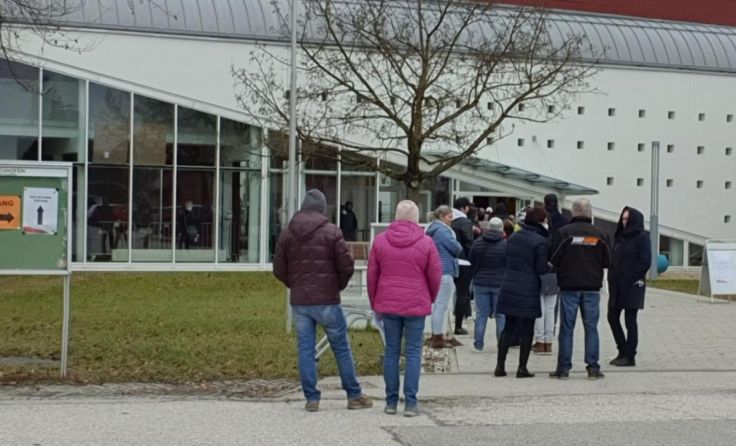 Vor der Teststation in Neuhofen bildeten sich am Wochenende Warteschlangen. (Foto: privat)