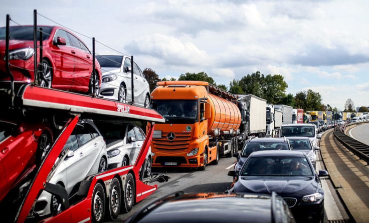 Über fünf Millionen LKW waren im Vorjahr auf der A1 bei Traun unterwegs. (Foto: Weihbold)