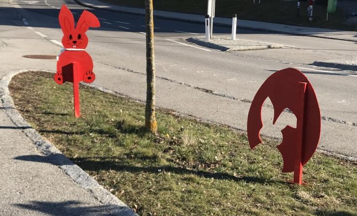 Die Osterhasen der Kinder wurden repariert und stehen bereits wieder. (Foto: SPÖ Oftering)