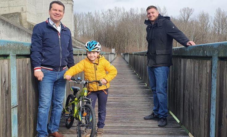 Partoll und Altof (v.l.) freuen sich über die Förderung zur Sanierung des Radweges. (Foto: privat)