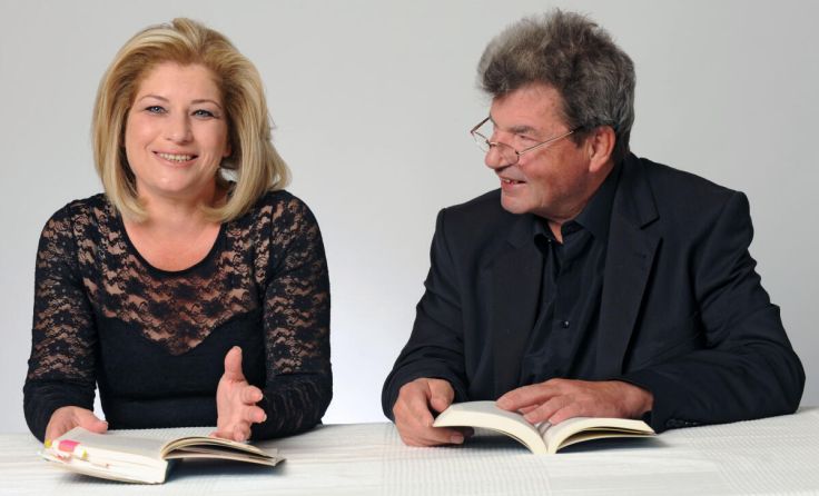 Strubakis und Reiter (v.l.) lesen aus dem Buch „Die Freiheit kam im Mai“. (Foto: J. Holzner)