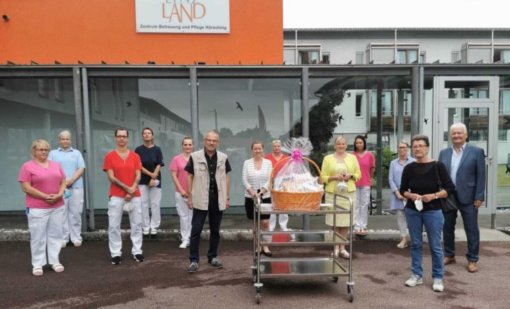 SB-Bezirksobfrau Josefine Richter (2.v.r.) überbrachte einen Geschenkkorb. (Foto: SB Hörsching)