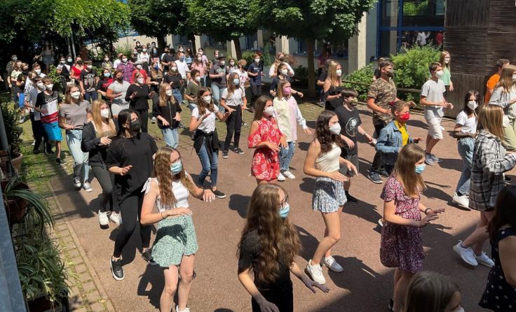Fünf Klassen mit insgesamt 108 Schülern wirkten am Videodreh mit. (Foto: MMS Leonding)