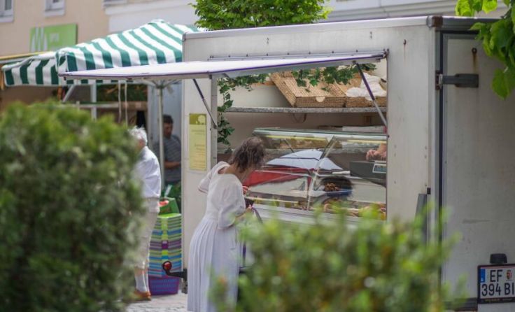 Kunden schätzen die große Auswahl an Produkten am Bauernmarkt. (Foto: Daniela Köppl)
