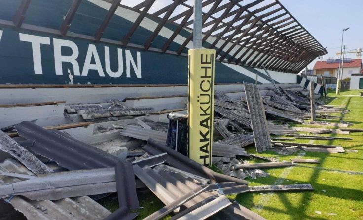 Das Dach der Tribüne wurde vom Verein auf eigene Kosten entfernt. (Foto: HAKA Traun)