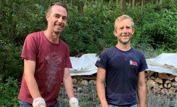 Sven Schwerer (l.) und Stefan Prasser arbeiten für das Wohl der Waldtiere. (Foto: Grüne Leonding)