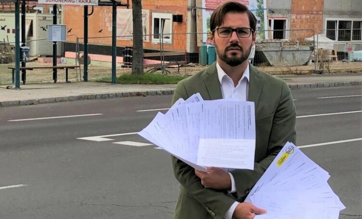 Markus Langthaler mit den Unterschriften gegen dichte Verbauung in Wilhering. (Foto: Langthaler)