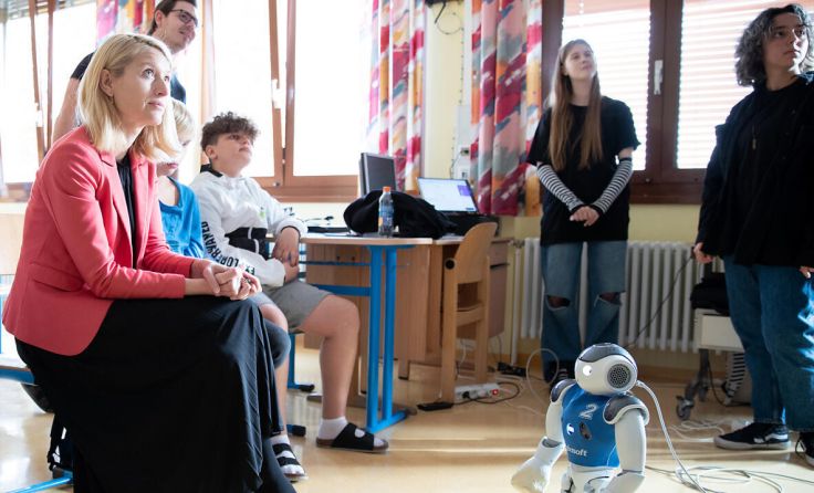 Christine Haberlander war von den Leistungen der Schüler begeistert. (Foto: Land OÖ/Sabrina Liedl)