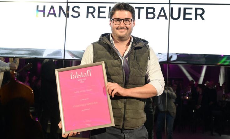 Stolz wird die Auszeichnung präsentiert (Foto: Christian Jobst)