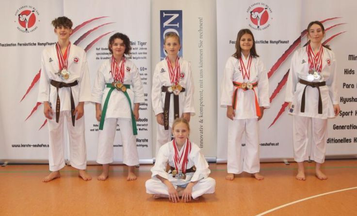 Der äußerst erfolgreiche Neuhofner Karate-Nachwuchs (Foto: ASKÖ Neuhofen)