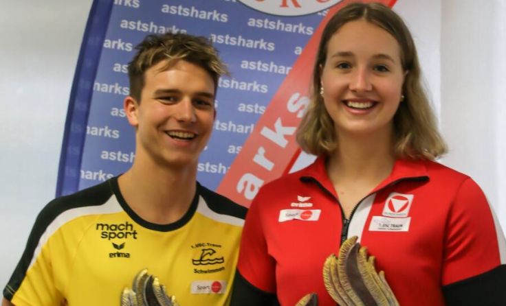 Jakob Höglinger und Cornelia Pammer mit der begehrten Stadtmeister-Trophäe (Foto: 1. USC Traun)