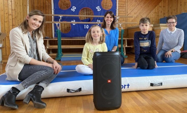Magdalena Wöhrer (l.) und die Kinder freuen sich schon auf die nächste Turnstunde. (Foto: privat)