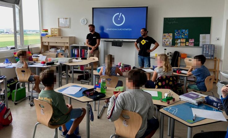 Peter Hofer (l.) und Aladdin Alajlouni vermitteln wichtige Werte an Schulen (Foto: Damma wos)
