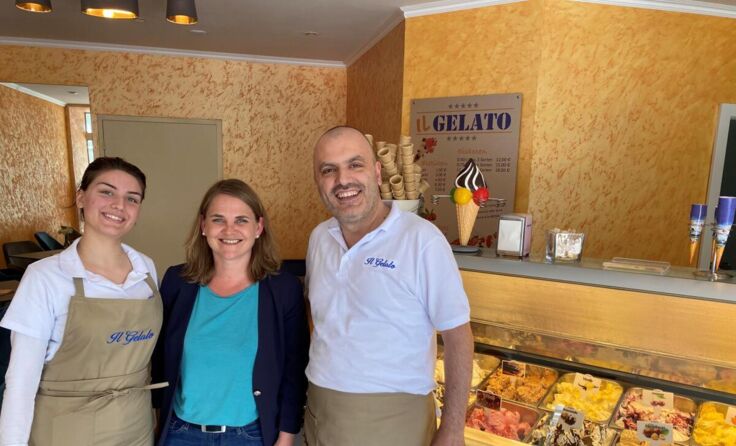 Melisa Iseni, City-Managerin Ines Reiter und Atnan Iseni (v.l.) (Foto: Stadtmarketing Traun)