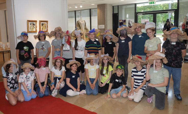 Stolz präsentierten die Schüler ihre selbst kreierten Hüte. (Foto: Werner Redl)