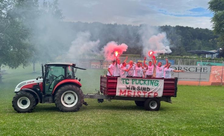 Zur Feier ging es mit dem Traktor durch Pucking. (Foto: Altof)
