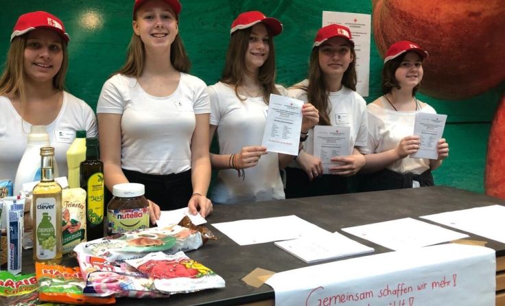Schülerinnen der Schule der Kreuzschwestern Linz bei der Warensammelaktion (Foto: OÖRK/Nott)