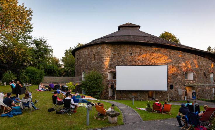 Der Turm 9 wird zum Outdoor-Kino (Foto: Lukas Riegel)