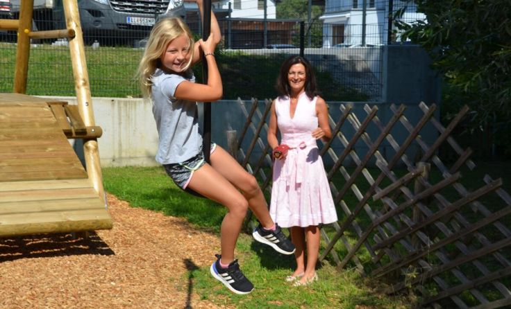 Die Seilbahn ist für die Kinder die Attraktion am Spielplatz (Foto: Walter Wernhart)