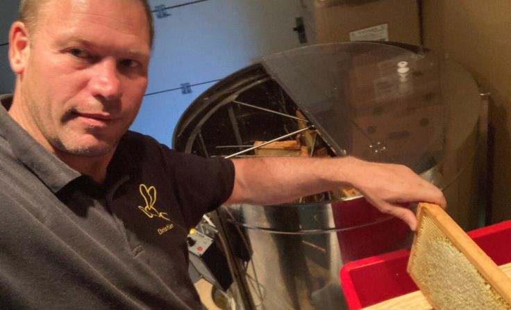 Imker Christian Mader bei der Arbeit. (Foto: Christian Mader)