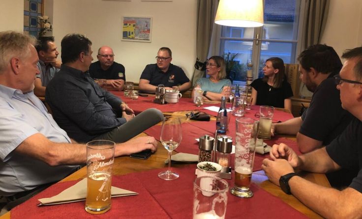 Großes Interesse beim Wilheringer Blaulicht-Stammtisch (Foto: Langthaler)