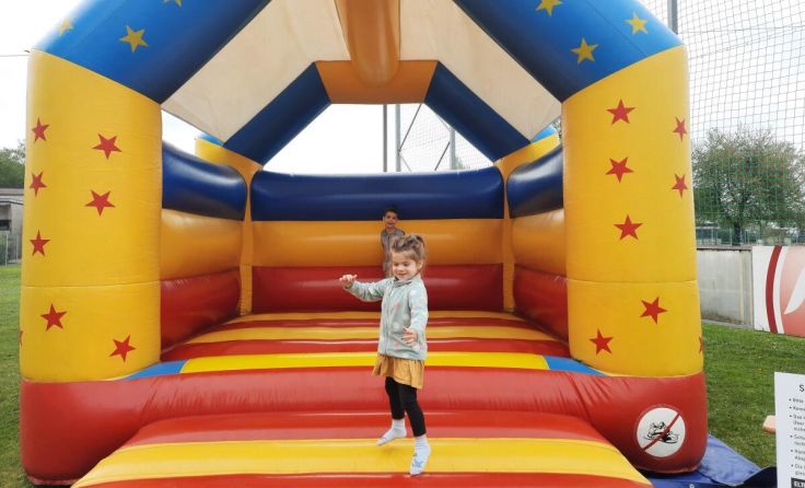Auf die Kinder wartet viel Spaß in der Hüpfburg (Foto: privat)