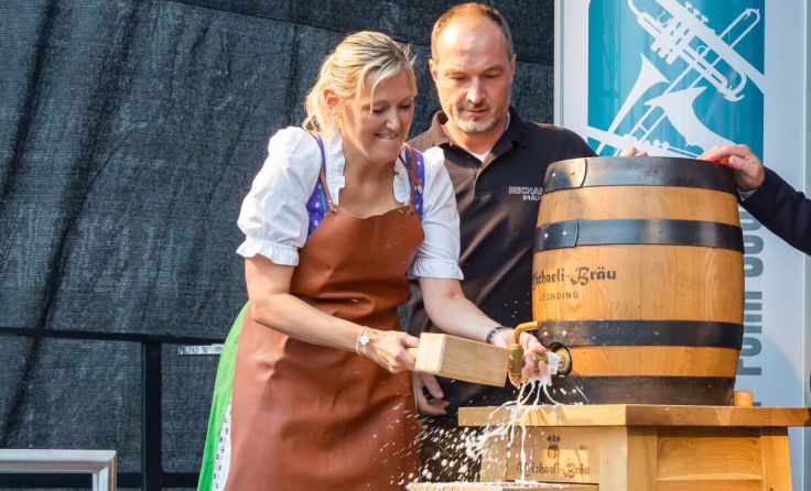 Der Bieranstich durch die Bürgermeisterin ist bereits Tradition (Foto: Wilfried Skledar/Cityfoto)