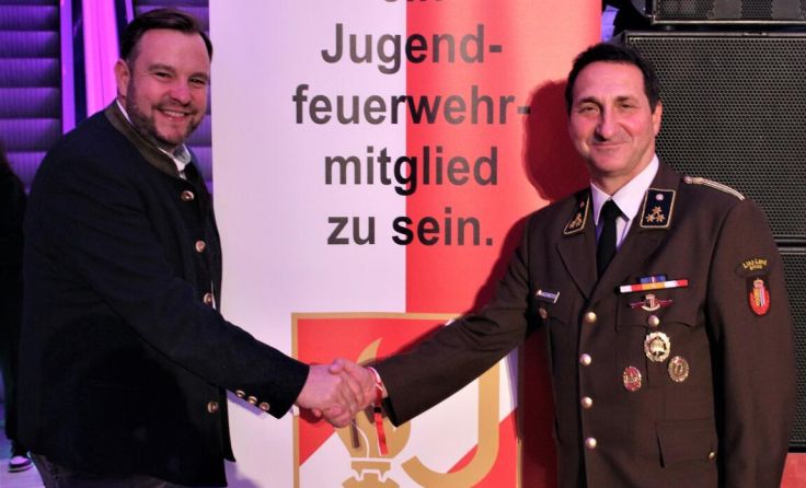 Franz Eber (l.) übergab die neue Jugendbewerbsfahne an Karlheinz Manzenreiter (r.) (Foto: privat)