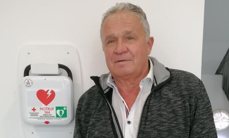 Stadtrat Michael Täubl beim Defibrillator-Standort im Rathaus (Foto: FPÖ Leonding)