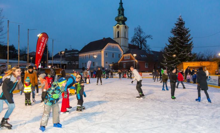 Der Eislaufplatz erfreut besonders die Kinder jedes Jahr. (Foto: Wilfried Skledar/Cityfoto)