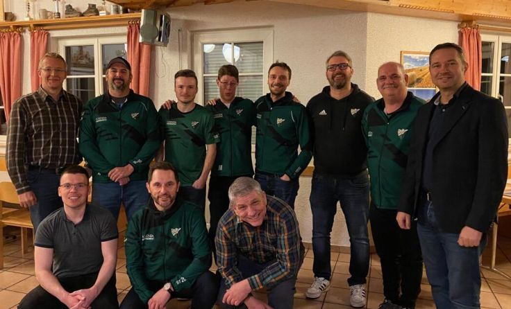 Der neue Vorstand des SV Pasching 16 mit den zuständigen Gemeindepolitikern (Foto: SV Pasching 16)