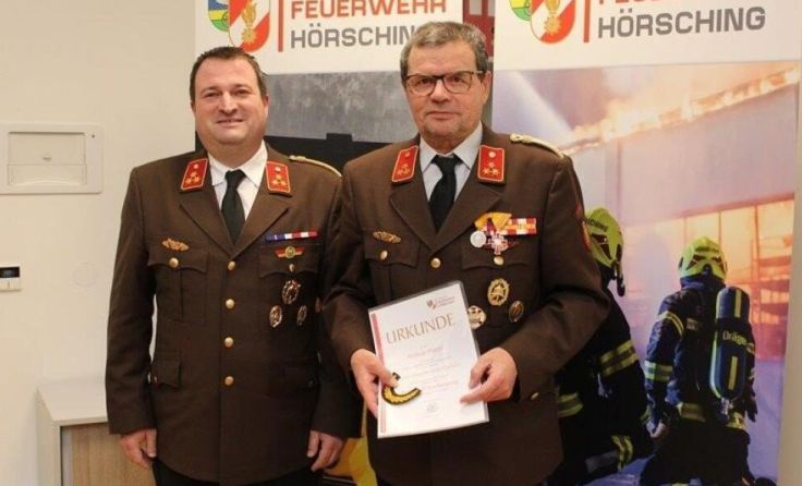 Kommandant Stefan Hofer mit Ehren-Hauptbrandinspektor Andreas Platzer (v.l.) (Foto: FF Hörsching)