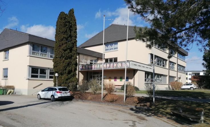 Das Gebäude der ehemaligen Hauptschule mit herrlichem Naturgarten (Foto: Tips/Ramaseder)