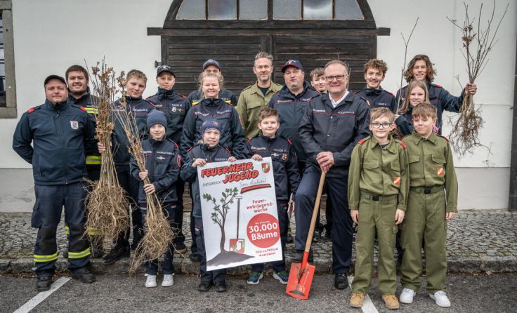 Die Feuerwehrjugend ist mit vollem Eifer bei der Sache (Foto: Hubert Wilflingseder)