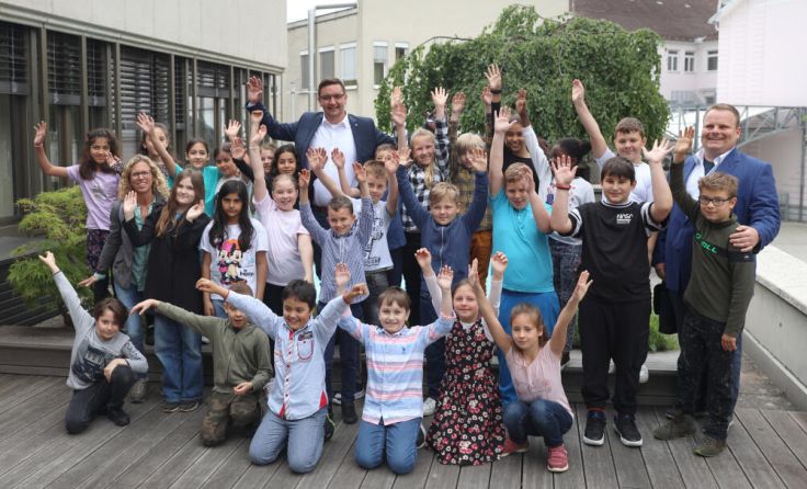 Bürgermeister Karl-Heinz Koll mit einer Volksschulklasse (Foto: Stadtarchiv Traun)