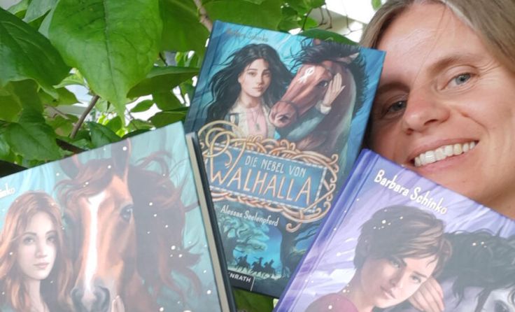 Barbara Schinko mit ihren Büchern (Foto: privat)