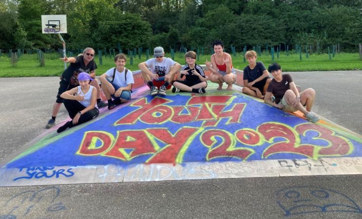 Die jungen Hörschinger freuen sich über den „neuen Look“ des Skaterparks. (Foto: JCUV)
