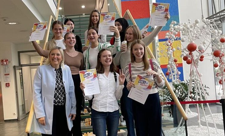 Bürgermeisterin Sabine Naderer-Jelinek mit den Girls am Aktionstag. (Foto: Stadtgemeinde Leonding)