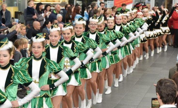 Die Gardemädchen heißen die fünfte Jahreszeit willkommen. (Foto: EI-LI-SCHO)